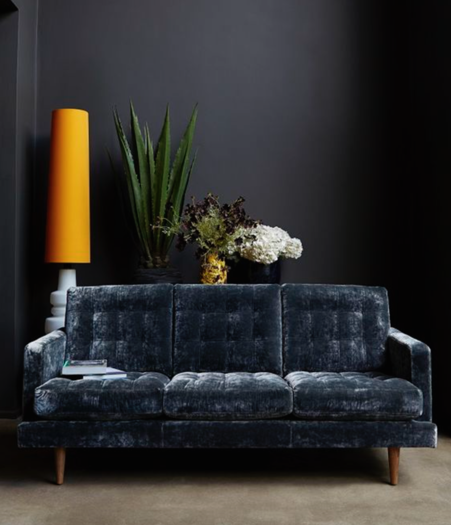 Черный бархатный диван