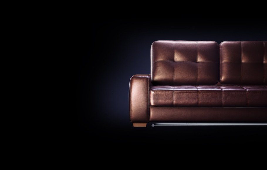 Диван на темном фоне