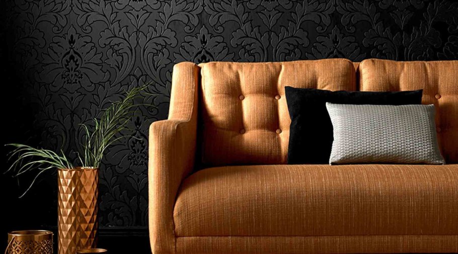 Диван на темном фоне