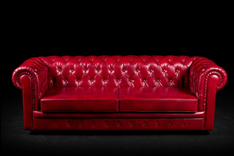 Красный диван