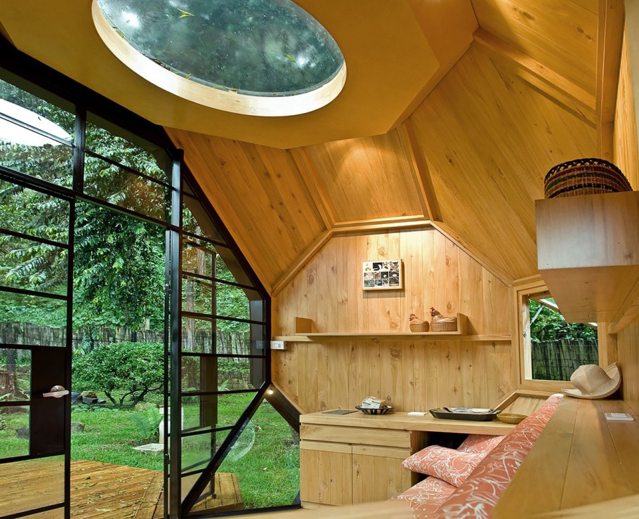 Маленький дачный домик необычный