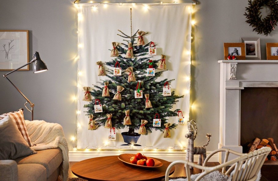 Новогодний декор елка на стене