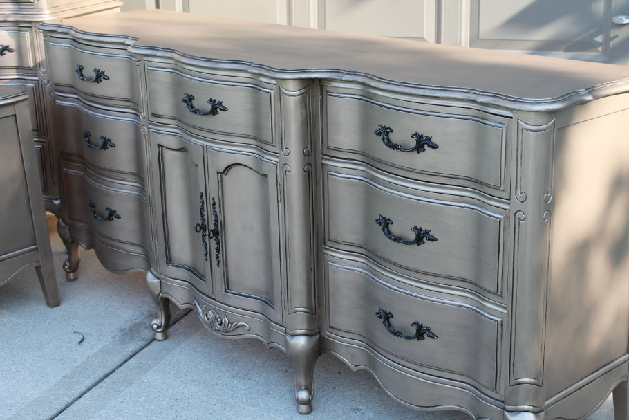 Мебель покрашенная серебрянкой