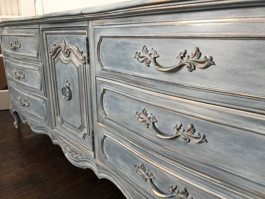 Состаренная мебель белого цвета