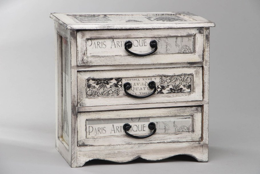 Декор на комоде