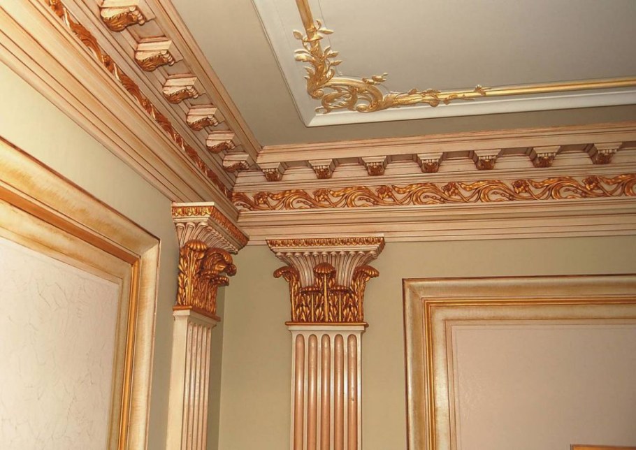 Крашеные стены с лепниной