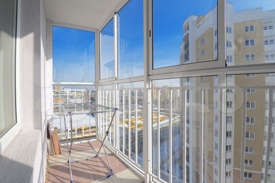 Стеклянный балкон в новостройке