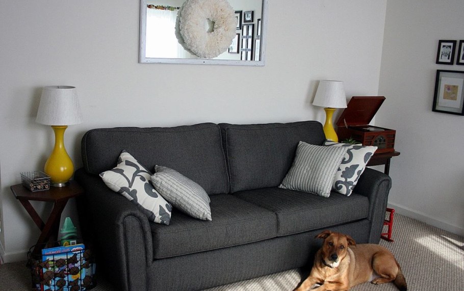 Подушки на сером диване в интерьере