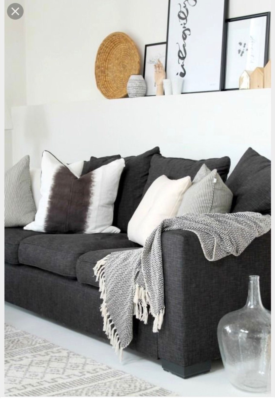 Подушки на темном диване