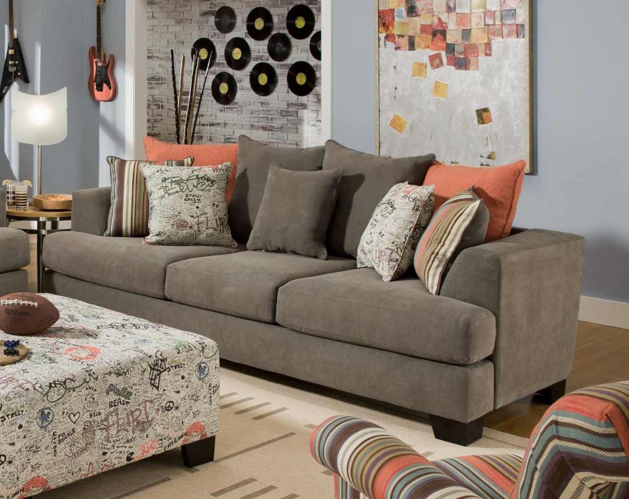 Серый диван с подушками