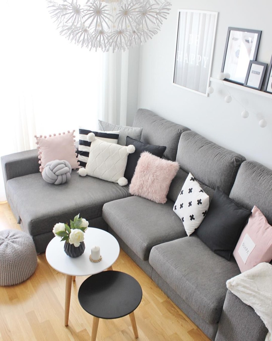 Серый диван с желтыми подушками