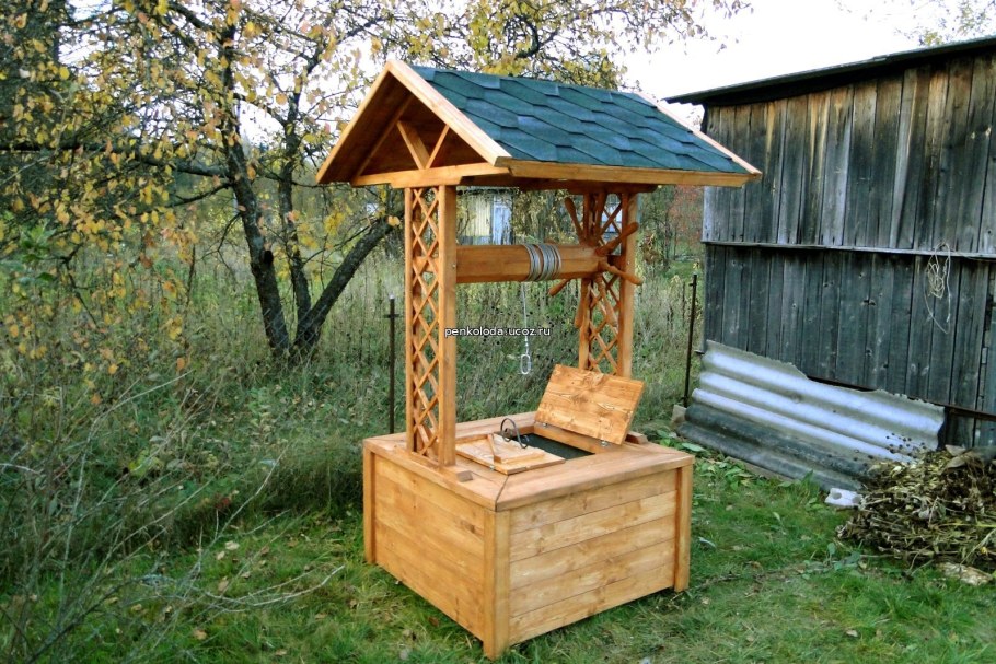 Деревянный домик для колодца