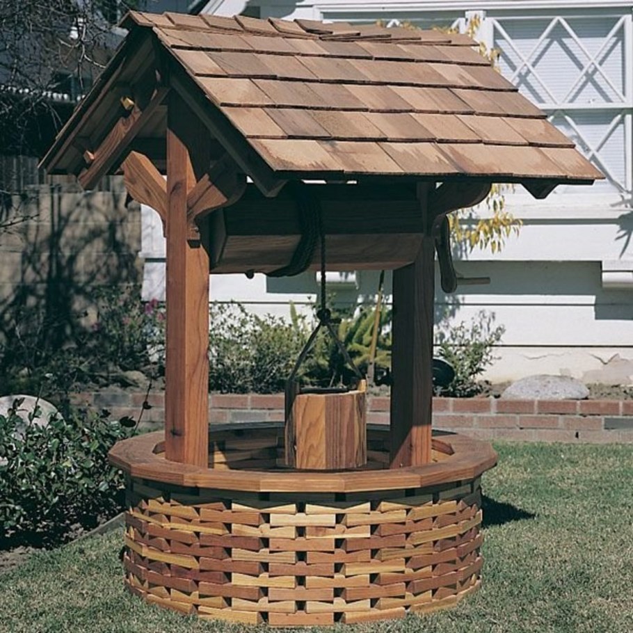 Декоративный колодец на даче