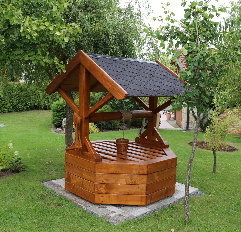 Красивый домик для колодца