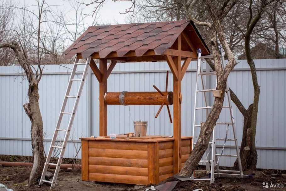 Красивый домик для колодца