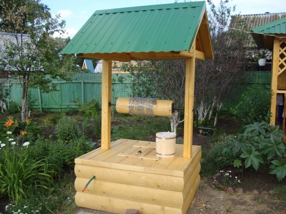 Деревянный домик для колодца