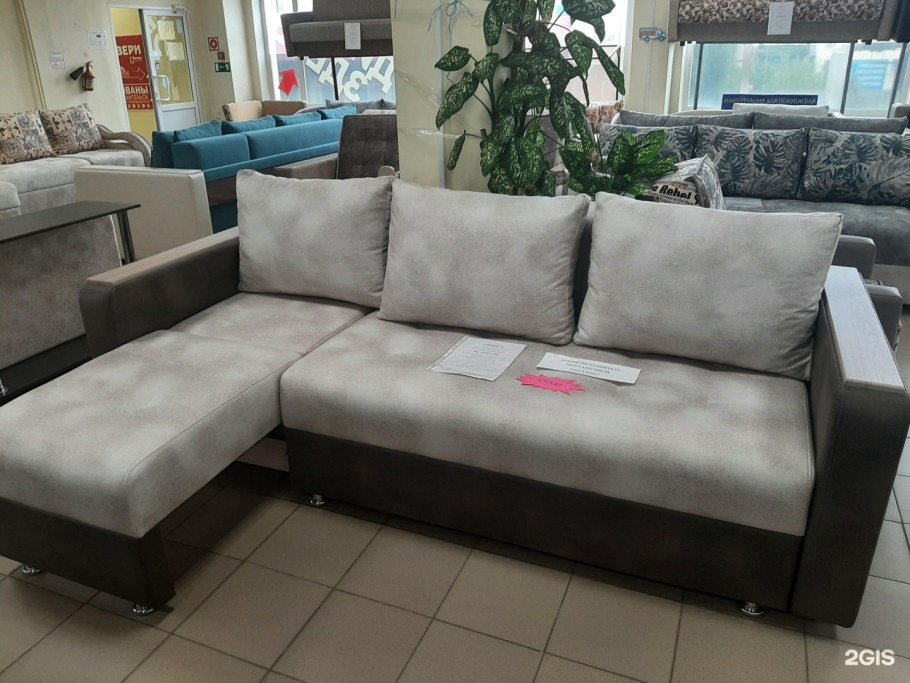 Кухонная мойка рядом с диваном