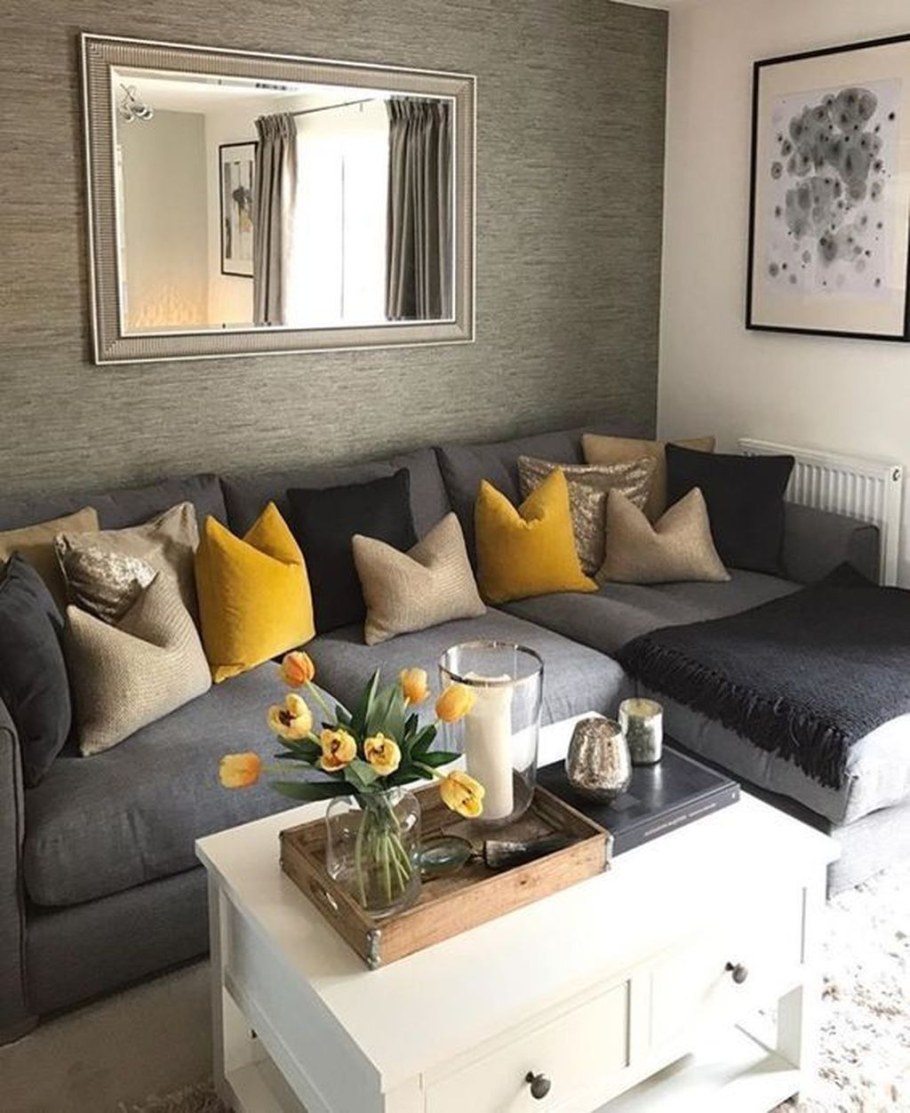 Маленькая гостиная с диваном