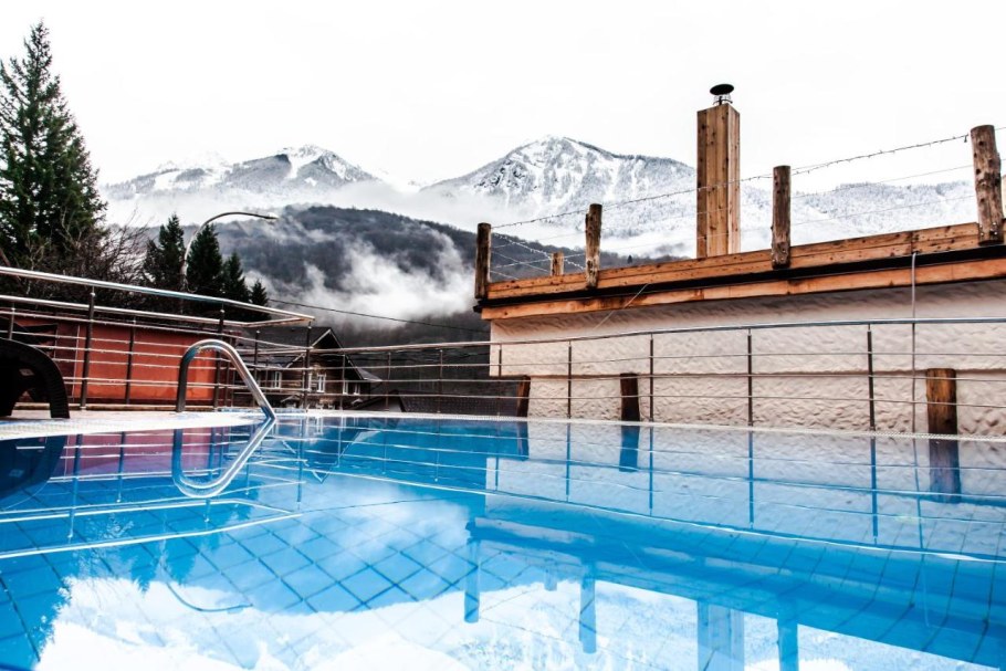 Отель с бассейном на улице с подогревом