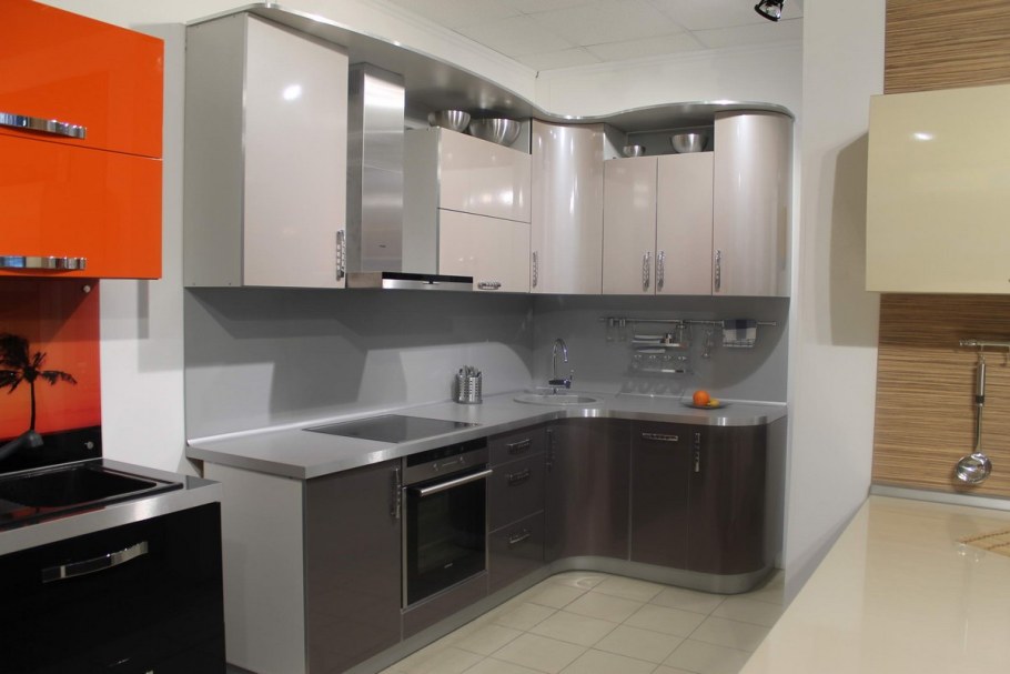 Кухонный гарнитур цвета металлик