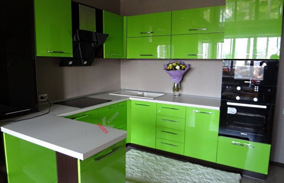 Зеленая глянцевая кухня