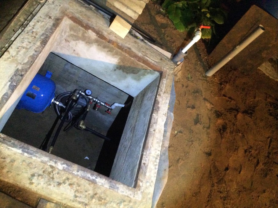 Приямок в земле для водопровода с насосом