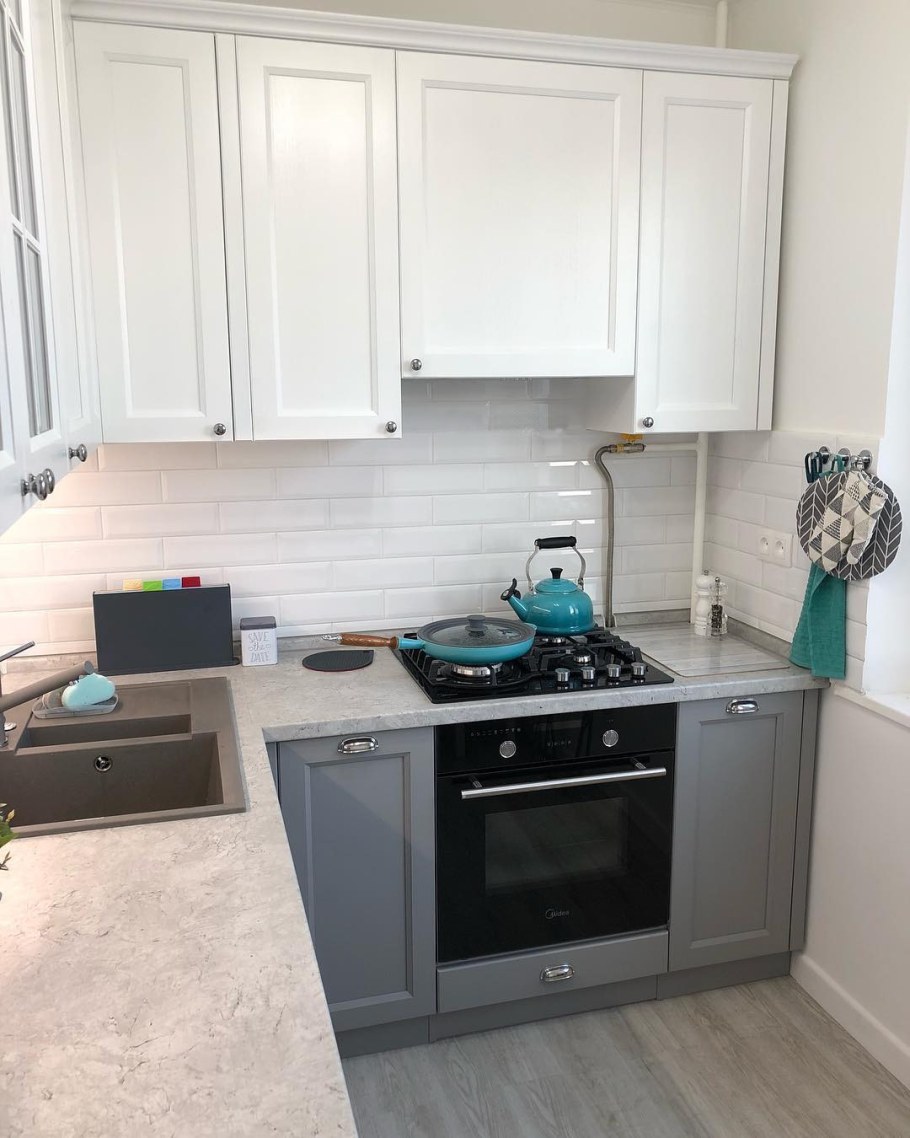 Бело серая кухня в хрущевке