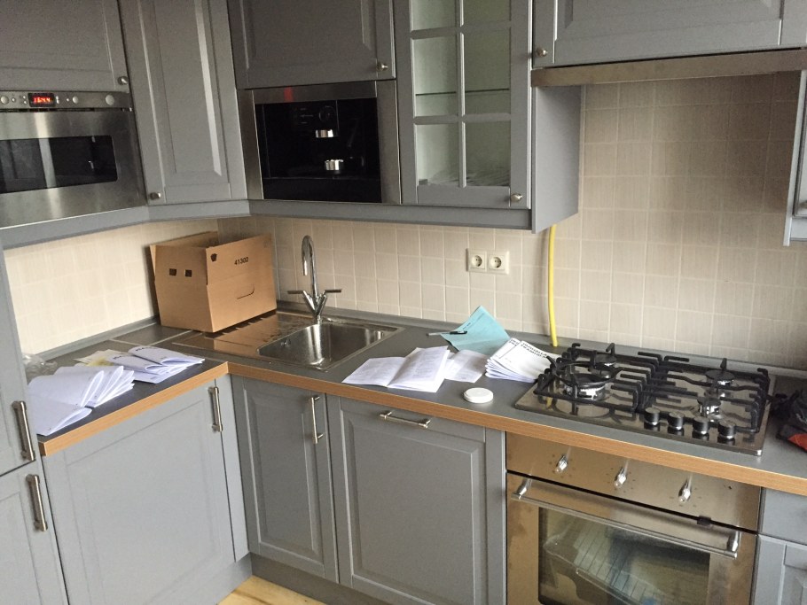 Кухня в хрущевке в сером цвете