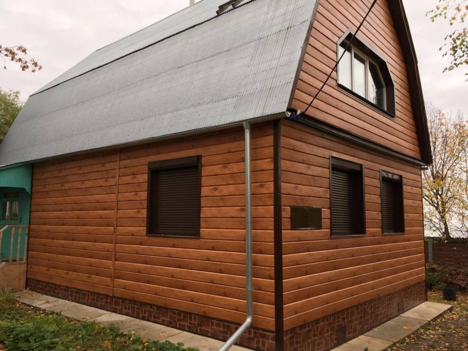 Деревянный дом с серой крышей