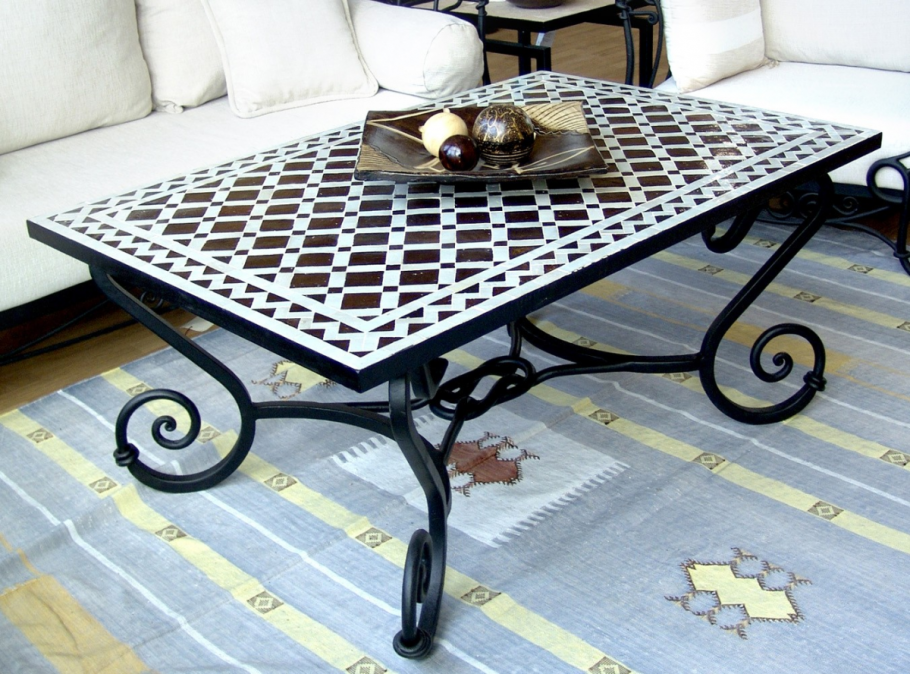 Письменный стол на хромированных ножках