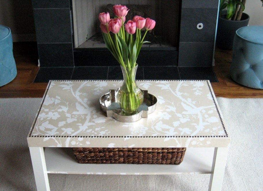 Стол с искусственной травой