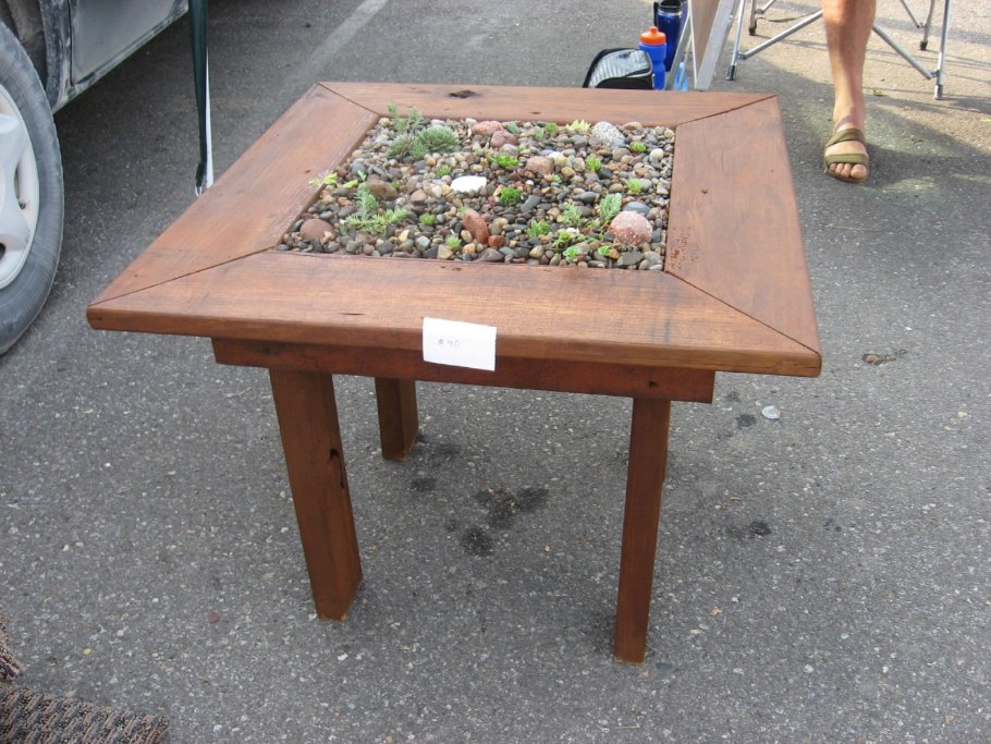 Стеклянный стол с цветами