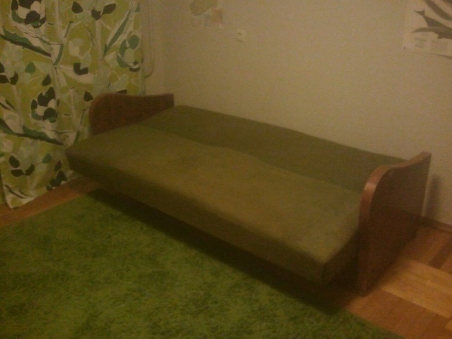 Диван в старой квартире