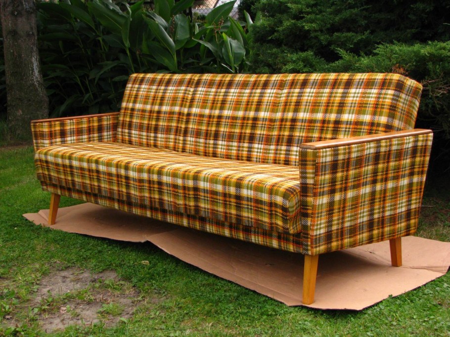 Диван в старой квартире