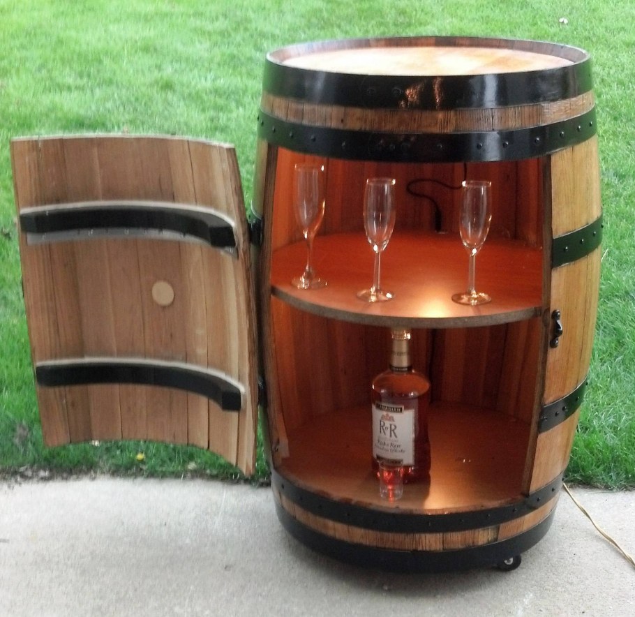 Декор из деревянных бочек в саду