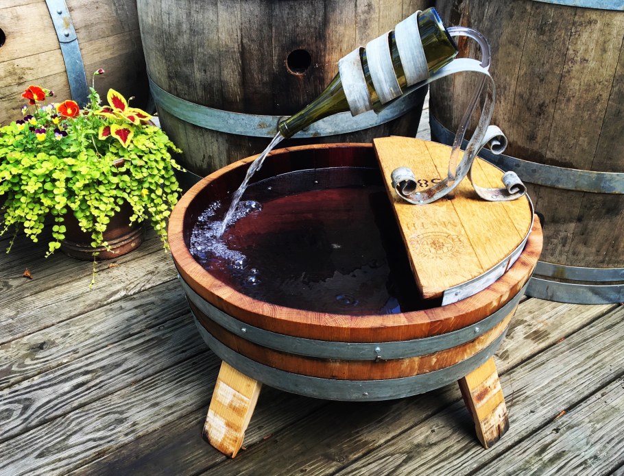 Деревянные бочки на даче