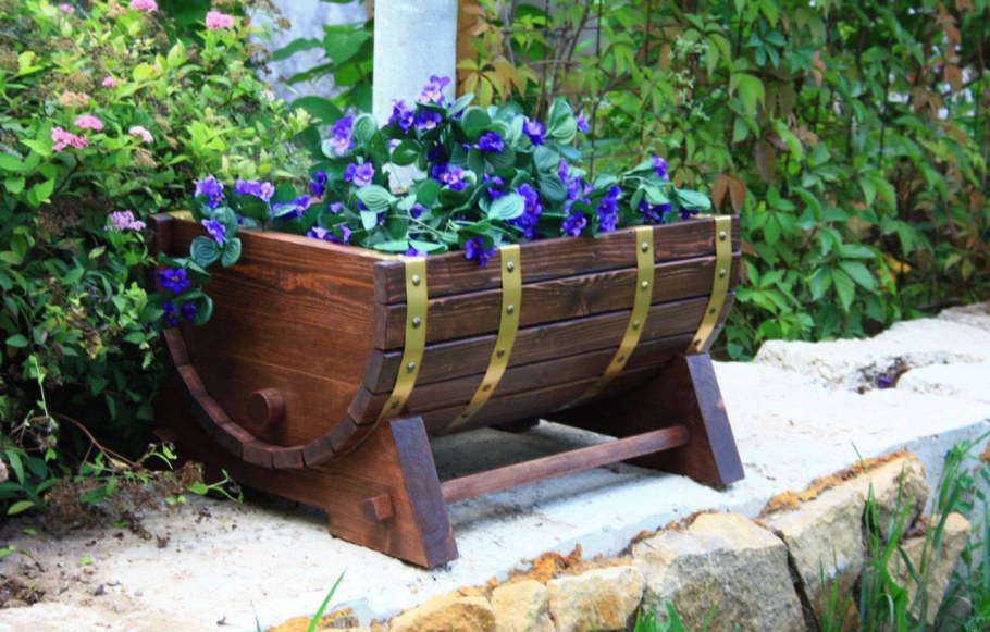 Умывальник из деревянной бочки