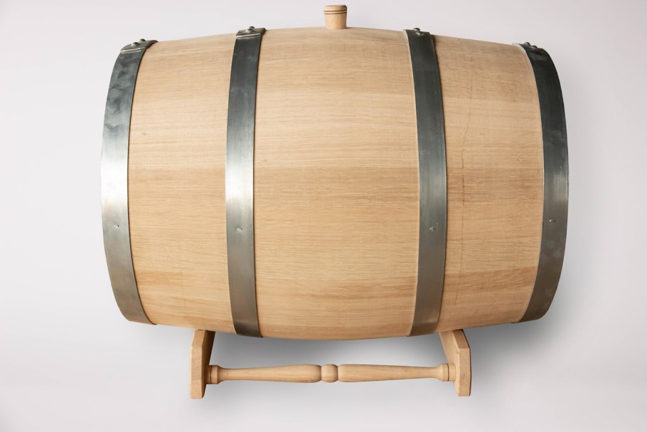 Клумбы из деревянных бочек