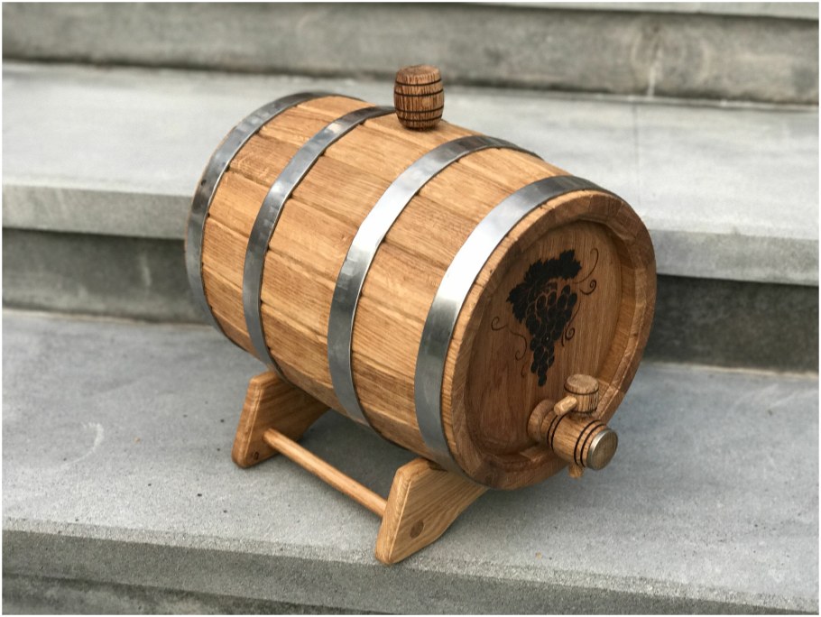 Умывальник из деревянной бочки