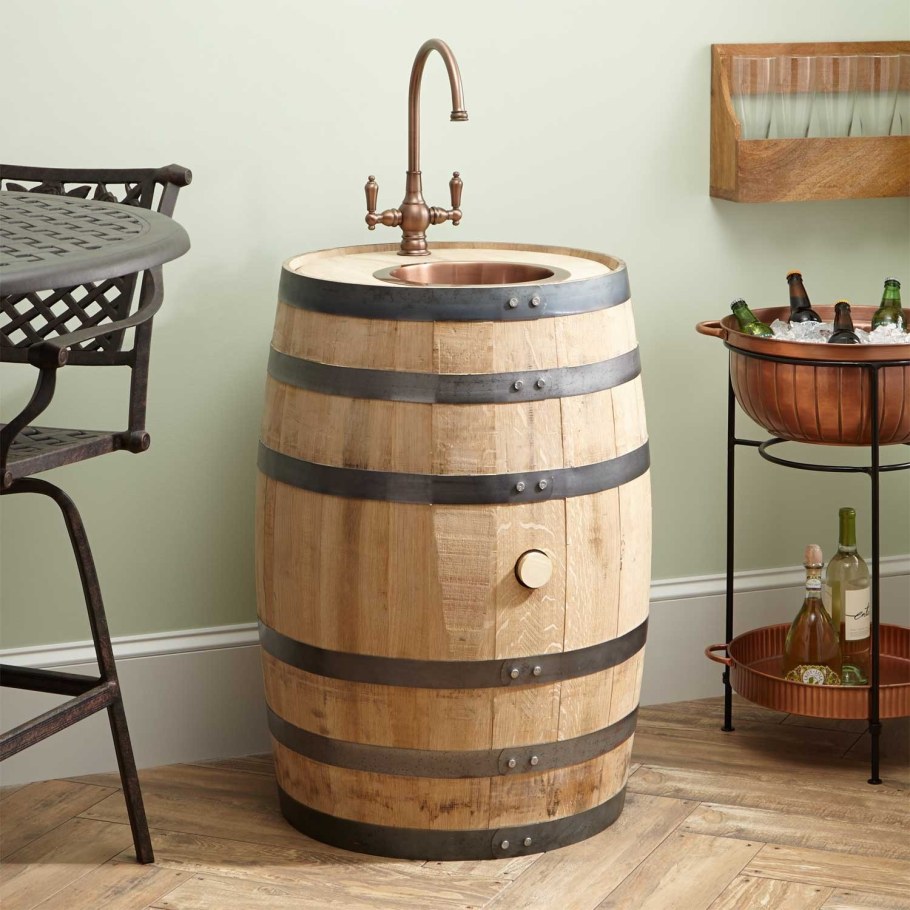 Умывальник из деревянной бочки
