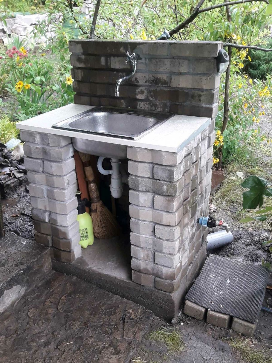 Умывальник в саду на даче