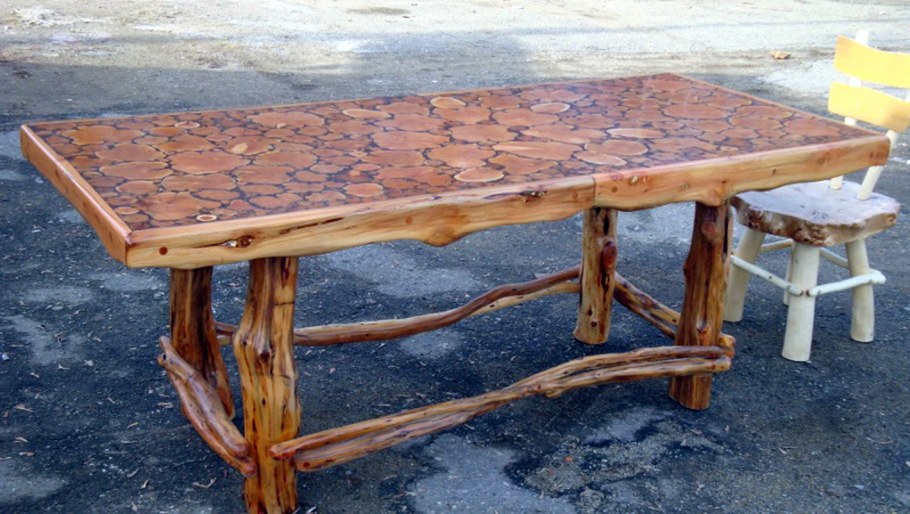 Самодельный деревянный стол