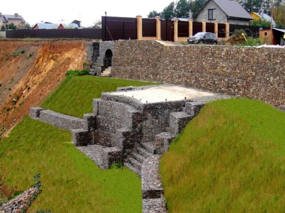 Террасирование склона георешеткой