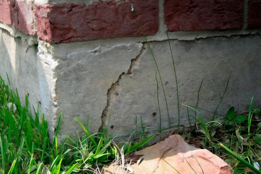 Трещины в цоколе фундамента