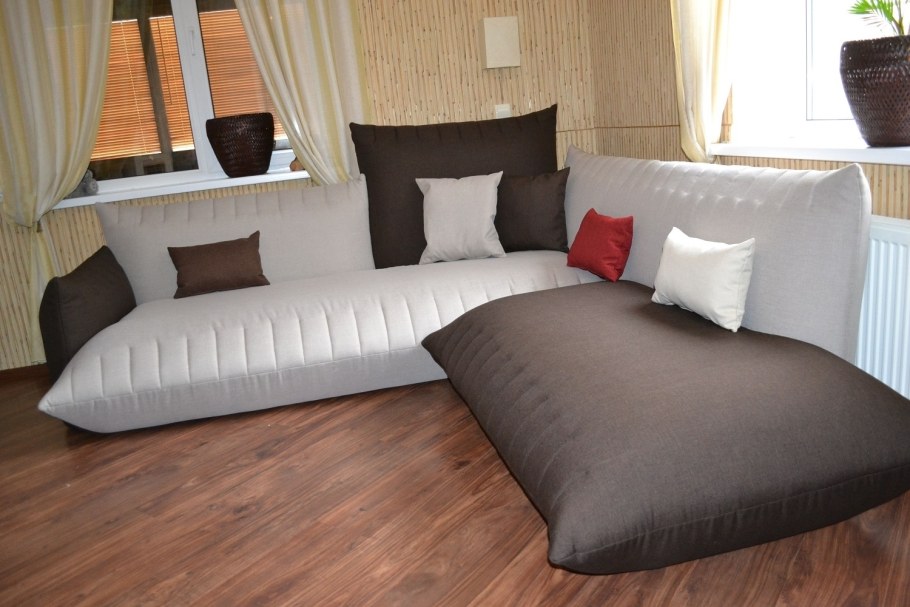 Громоздкий несовременный диван