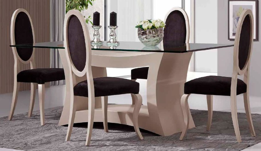 Обеденный стол в гостиную