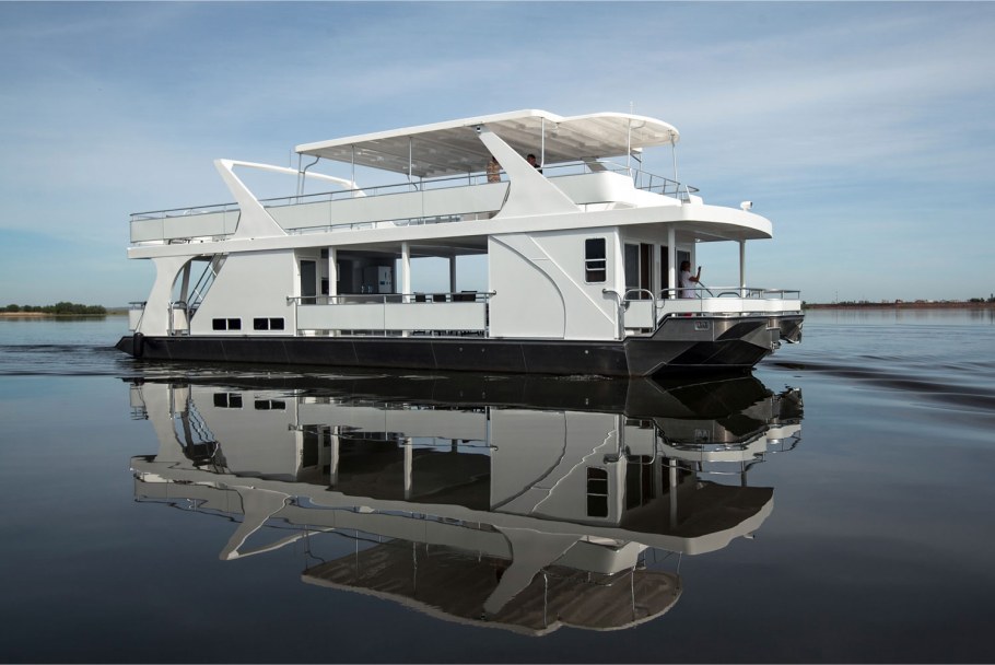 Речной катер хаусбот
