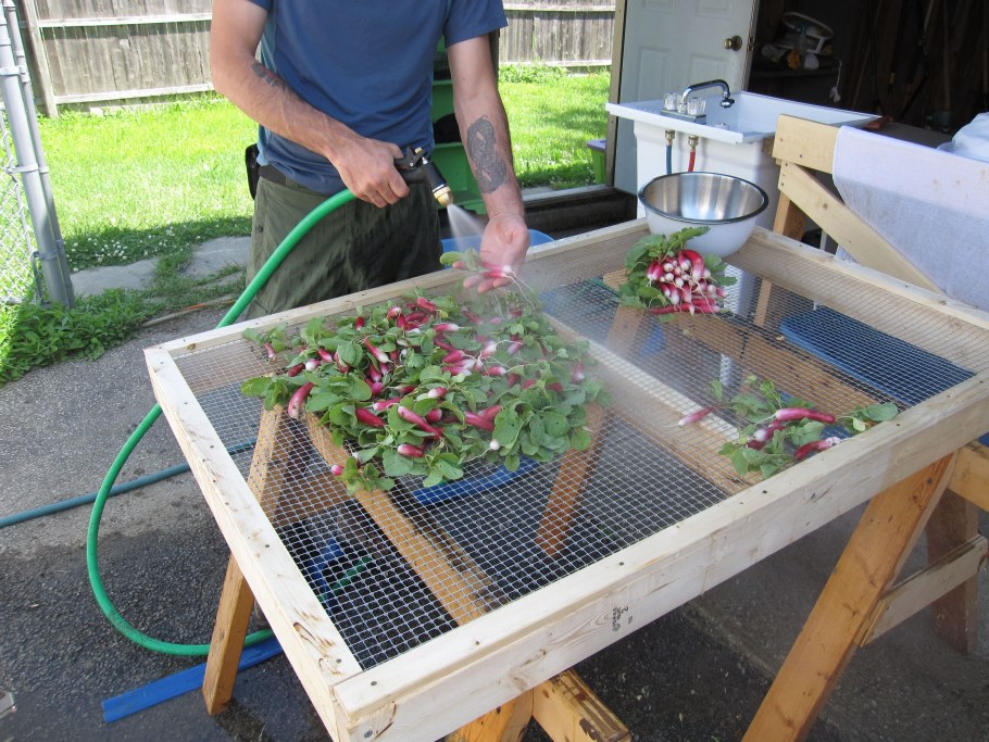 Декор из бревна на участке