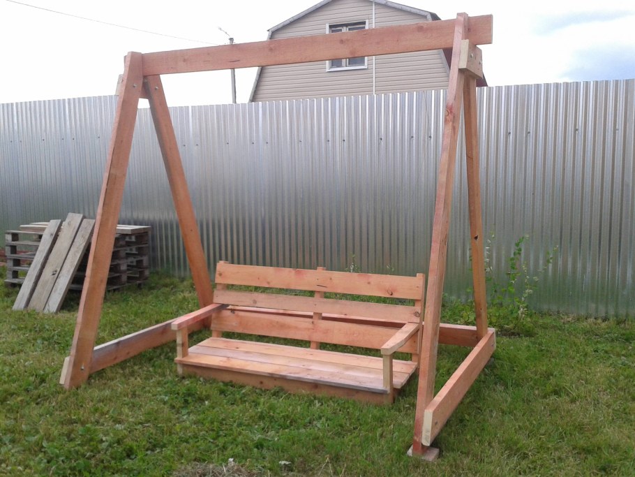 Деревянные качели для дачи