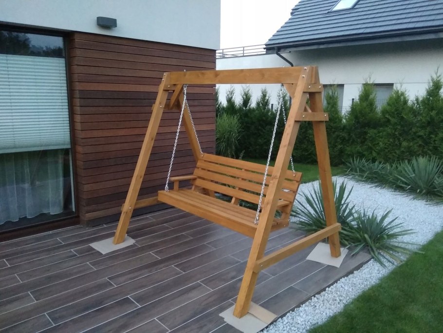 Садовые качели из бревен